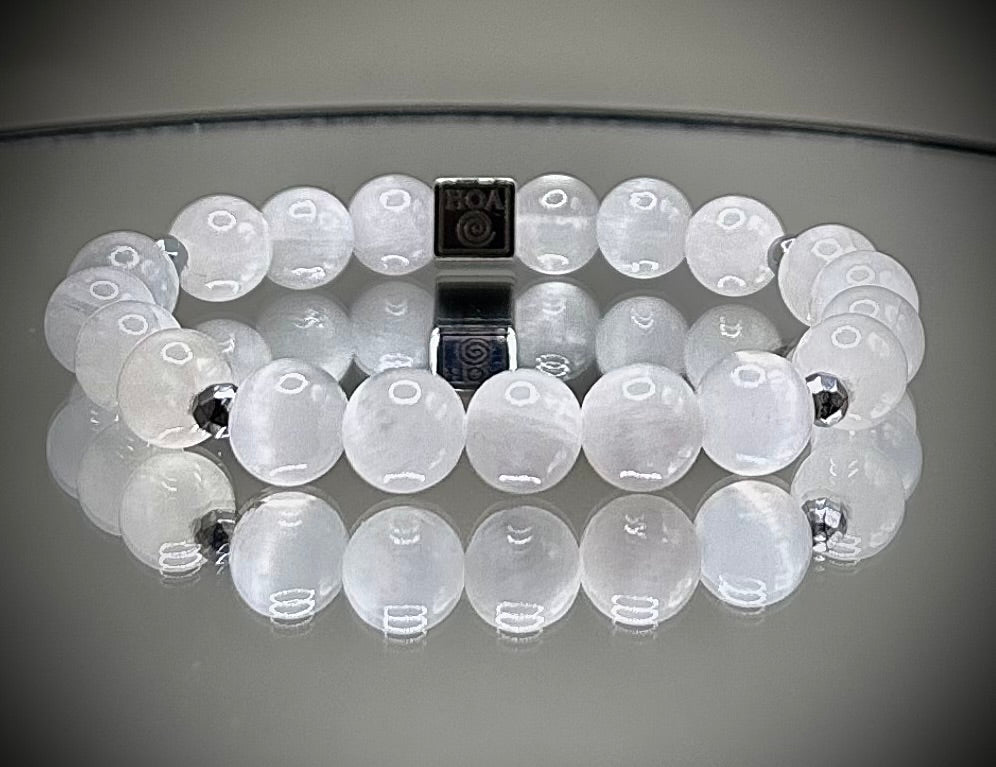 Гривна HOA „Селенит“ от естествени камъни, ръчно изработена. Висок клас селенит в изчистен и светъл дизайн.